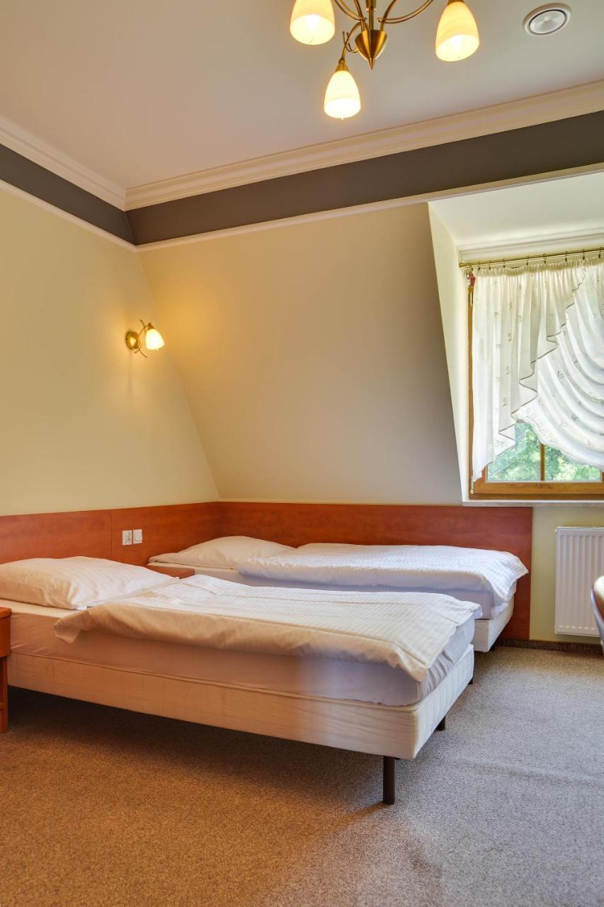 Zajazd Zlota Iglica Pogrzebien Extérieur photo