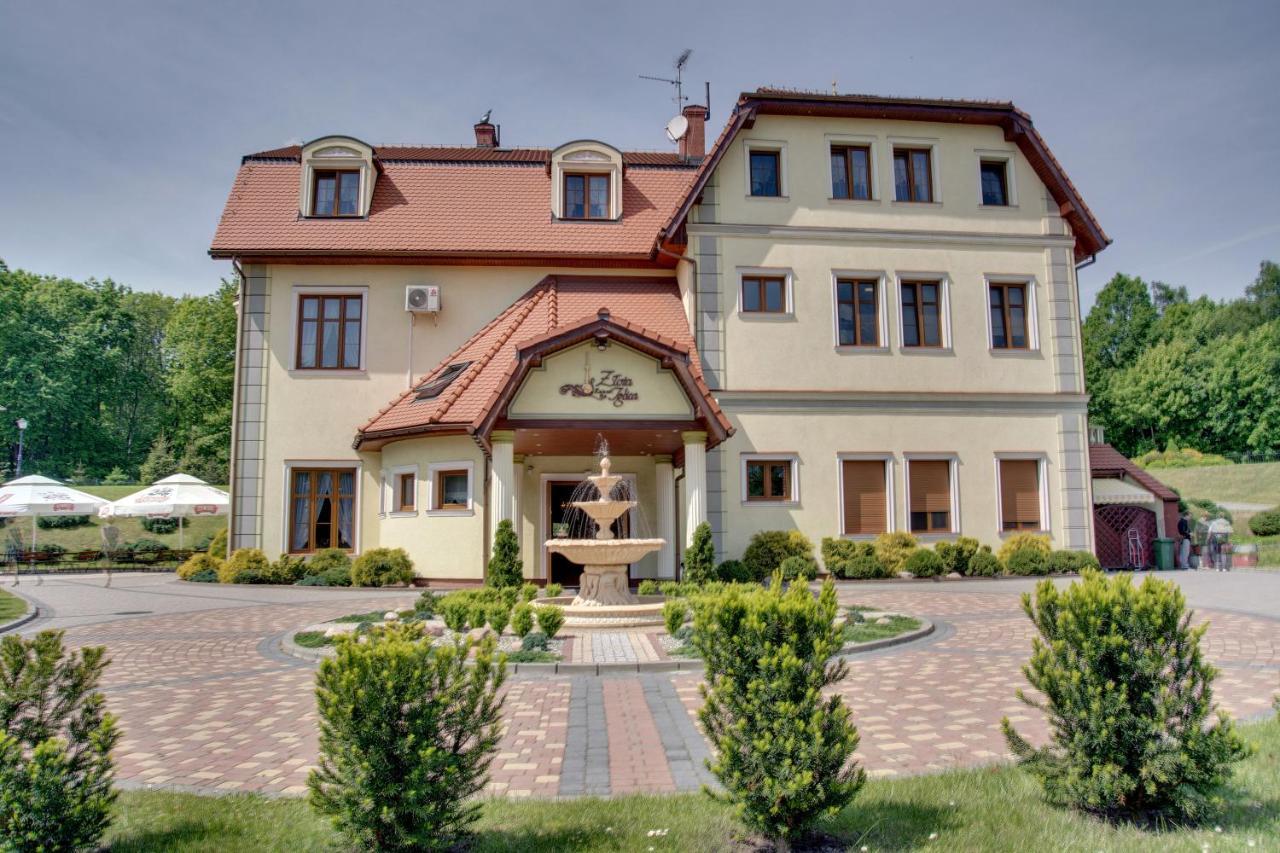 Zajazd Zlota Iglica Pogrzebien Extérieur photo