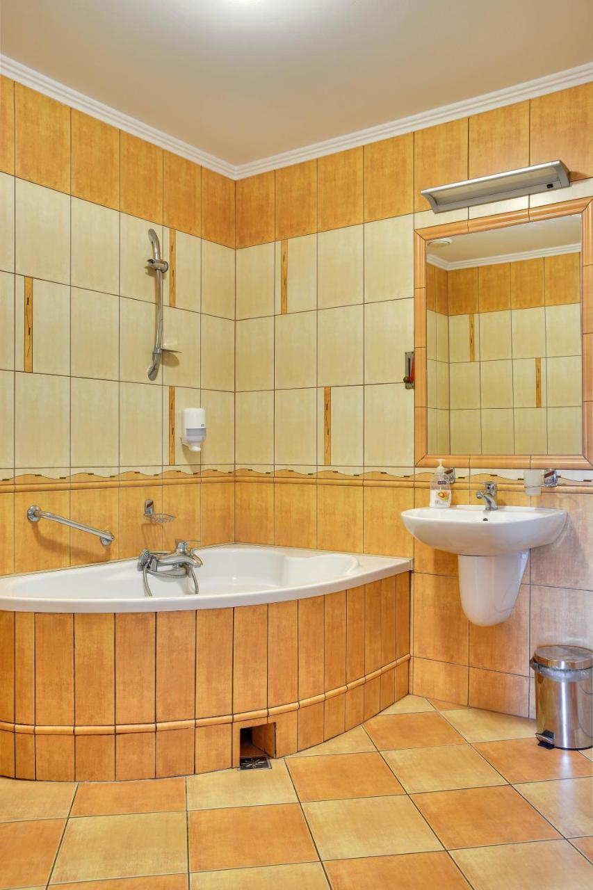 Zajazd Zlota Iglica Pogrzebien Extérieur photo