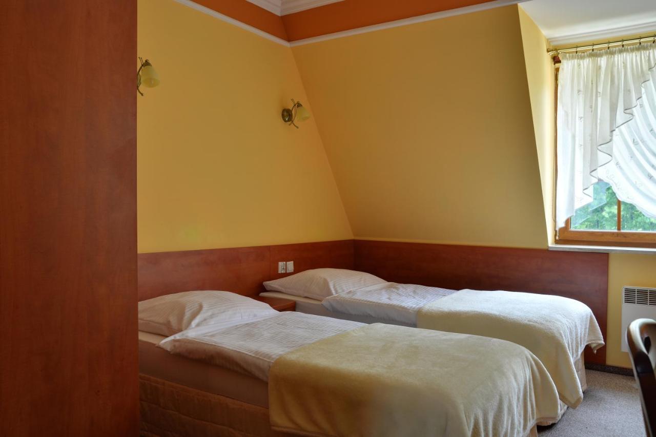 Zajazd Zlota Iglica Pogrzebien Extérieur photo