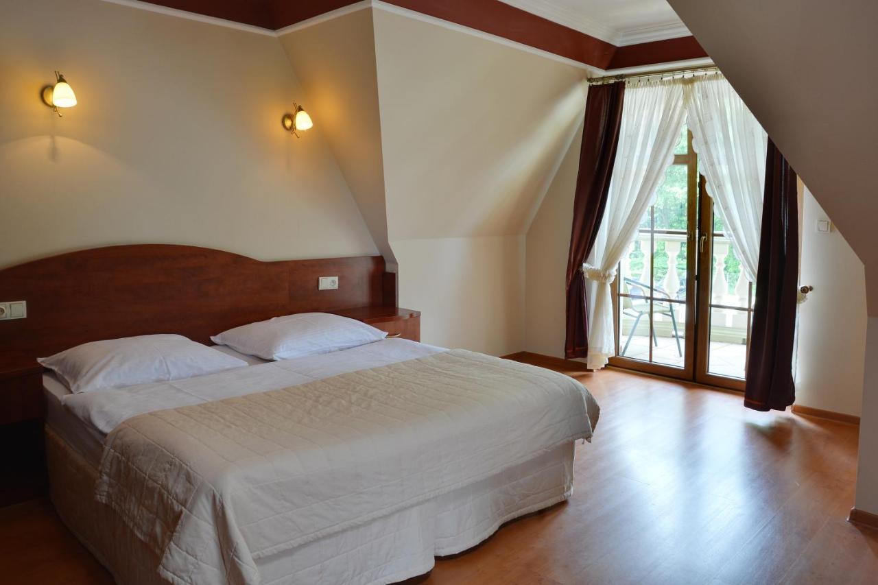 Zajazd Zlota Iglica Pogrzebien Extérieur photo